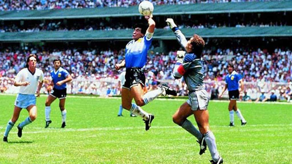 Maradona le da una mano a la tecnología en el fútbol