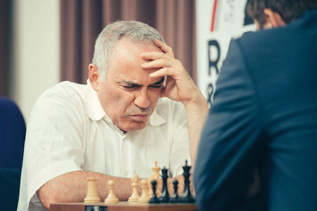 Leinier Domínguez pacta la paz con el “Ogro” Garry Kasparov