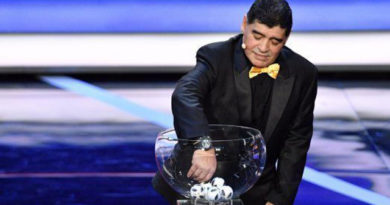 Maradona estuvo en el sorteo
