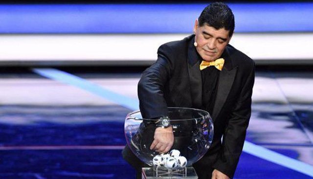 Maradona estuvo en el sorteo