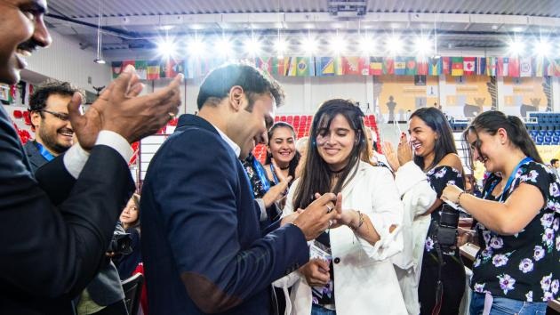 Niklesh Jain le propuso matrimonio a la colombiana Angela Franco en el salón de juego de la Olimpiada. Foto: Maria Emelianova/Chess.com.