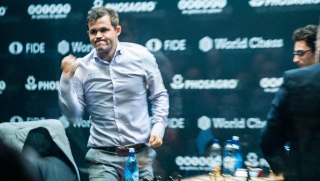 Match Carlsen vs. Caruana: el puño en alto del rey