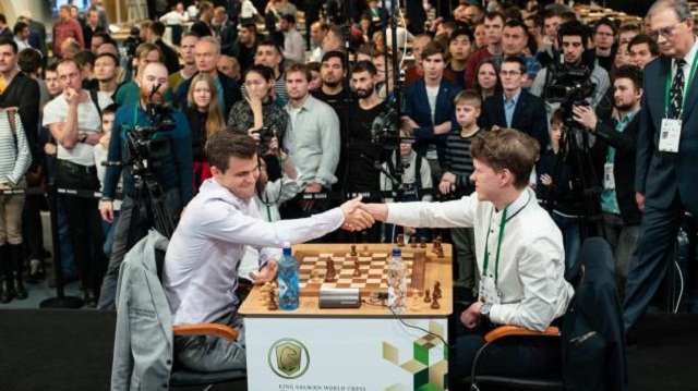 Carlsen en su partida contra Artemiev. Foto: Maria Emelianova/FIDE