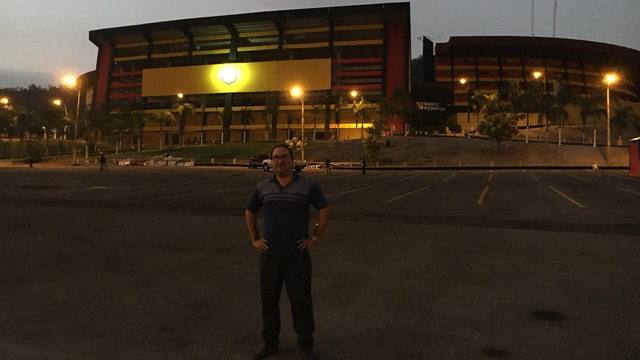 En el Estadio Monumental Isidro Romero Carbo, en Guayaquil. Aquí juega el Barcelona de Guayaquil. Colores y escudo similar al "otro" Barcelona