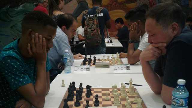 En el grupo Abierto, detrás de Ortiz y Agüero aparecen 10 jugadores, todos con cuatro puntos, entre ellos el GM canadiense Bator Sambuev (a la derecha). Foto: Mi Columna Deportiva.