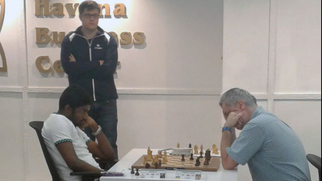 La partida entre Ivanchuk y Adhiban fue la más interesante de la quinta ronda del grupo Elite. El GM Samuel Sevian observa detenidamente el desarrollo de este duelo. Foto: Mi Columna Deportiva.