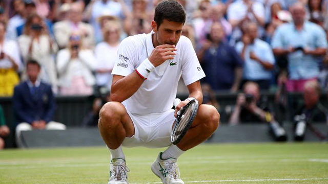 Novak Djokovic se agachó en la pista del All England Club, arrancó un pedacito de hierba que ingirió rápidamente y, luego, golpeó su pecho. Había ganado por quinta ocasión el título en Wimbledon