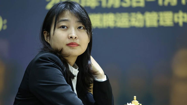 La china Ju Wenju es una campeona mundial de ajedrez con nervios de acero y lo acaba de demostrar en su dramática victoria en las partidas rápidas sobre la rusa Alexandra Goryachkina.