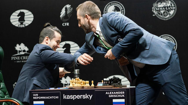 La imagen del segundo día del Torneo de Candidatos: choque de codos entre Nepo y Grischuk