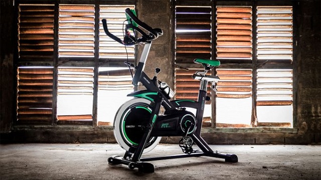 La bicicleta de spinning profesional Sportstech SX200 tiene un diseño muy llamativo y está fabricada con materiales de alta calidad