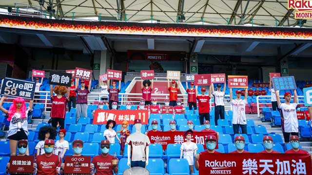 En Taipéi de China, el equipo Monos de Rakuten de la liga profesional de béisbol decidió colocar 500 robots en las gradas, vestidos con el uniforme de ese equipo y con carteles de apoyo a sus jugadores.