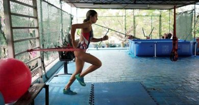 Así entrenan los deportistas cubanos en tiempos de coronavirus La triatleta cubana Leslie Amat armó una pequeña piscina en casa y hace ejercicios constantes para no perder la condición física. Otros deportistas cubanos han adoptado iniciativas similares. Foto: Ismael Francisco