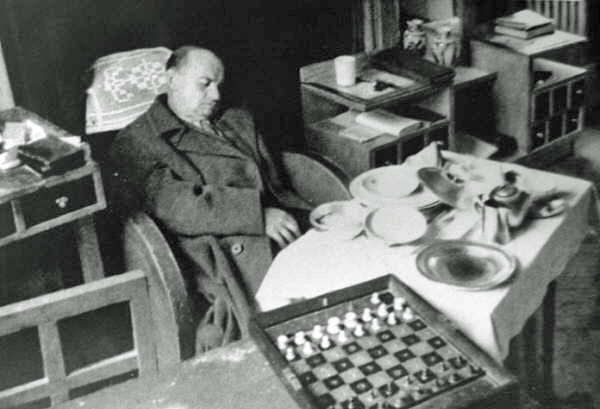 Así fue encontrado muerto en su habitación Alexander Alekhine. Foto tomada de ChessBase