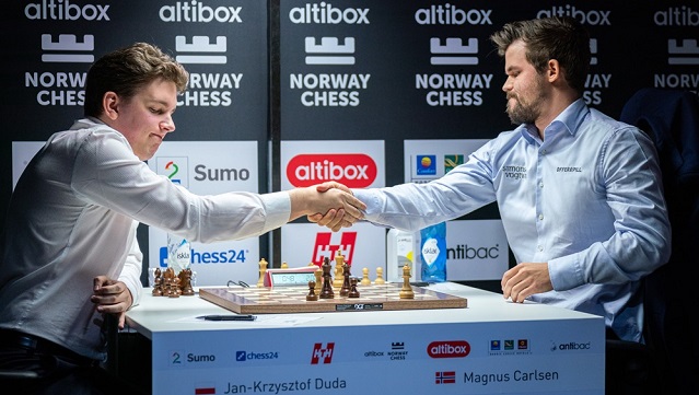 Magnus Carlsen inclinó su rey frente al polaco Jan-Krzysztof Duda, en la quinta ronda de la octava edición del torneo Altibox Norway Chess, que se celebra en Noruega. Foto: Tomada de Chess24