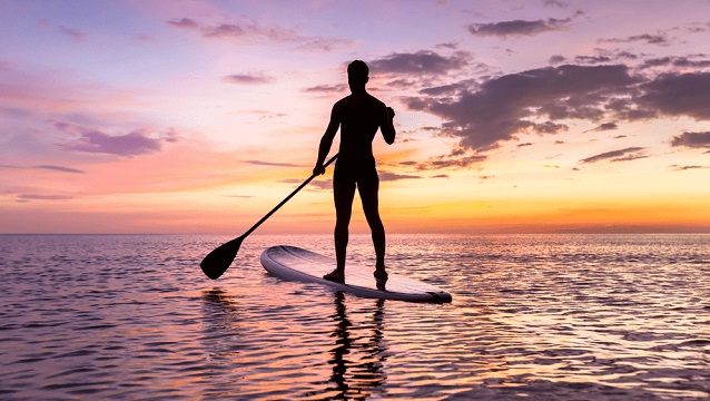 El paddle surf es uno de los deportes acuáticos que más popularidad ha logrado en años recientes.