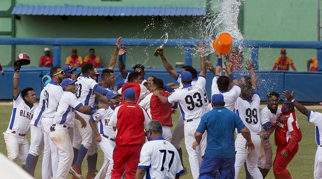 Un largo batazo de Guillermo García dio a los Alazanes de Granma su tercer título del béisbol cubano. Foto: Ismael Francisco.