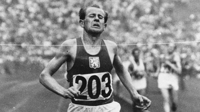 Emil Zatopek, “La locomotora humana”, ha sido el único atleta que ganó los 5 mil, 10 mil metros y el maratón en una misma edición de los Juegos Olímpicos.