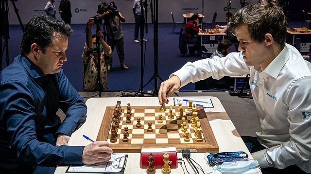 Magnus Carlsen volvió a derrotar a Etienne Bacrot y se clasificó a las semifinales de la Copa Mundial de ajedrez. Foto: Eric Rosen / FIDE