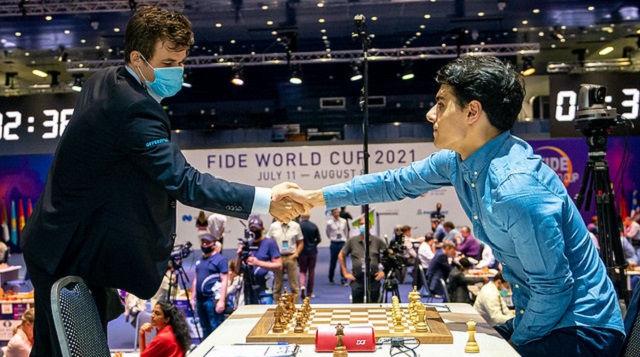 El campeón mundial Magnus Carlsen avanzó invicto a la cuarta ronda de la Copa Mundial de ajedrez; mientras, Fabiano Caruana quedó eliminado. Foto: Eric Rosen / FIDE.