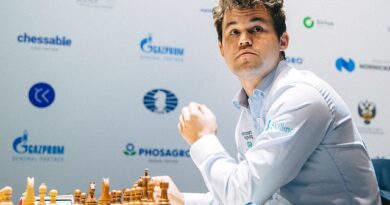 Magnus Carlsen abrió con victoria su match de cuartos de final ante el francés Etienne Bracot, en la Copa Mundial de ajedrez, en Sochi. Foto: Eric Rosen / FIDE