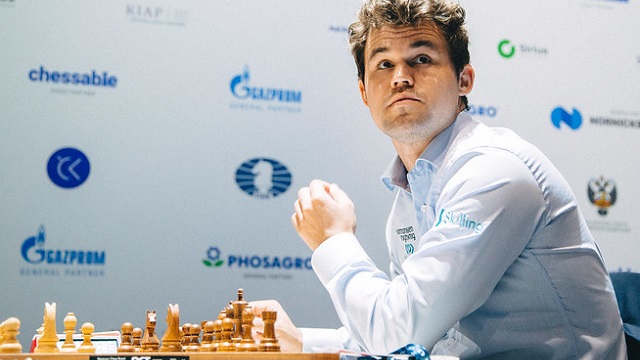 Magnus Carlsen abrió con victoria su match de cuartos de final ante el francés Etienne Bracot, en la Copa Mundial de ajedrez, en Sochi. Foto: Eric Rosen / FIDE