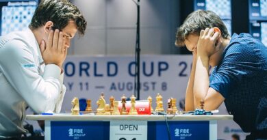Copa Mundial de ajedrez: Carlsen y Esipenko se la juegan en las partidas rápidas Andrey Esipenko y Magnus Carlsen entablaron las dos partidas clásicas, en la quinta ronda de la Copa Mundial de ajedrez. Foto: Anastasia Korolkova.