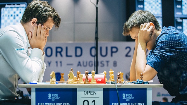 Copa Mundial de ajedrez: Carlsen y Esipenko se la juegan en las partidas rápidas