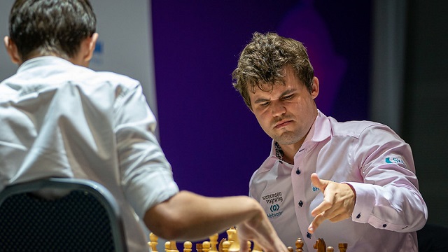 Magnus Carlsen venció a Andrey Esipenko, en las dos partidas blitz y avanzó a cuartos de final de la Copa Mundial de ajedrez, en Sochi. Foto: Eric Rosen/ FIDE