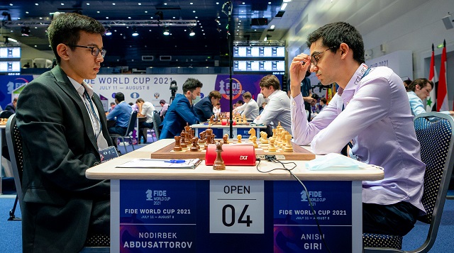 Anish Giri cedió, en las partidas rápidas, ante otro joven prodigio, el uzbeco Nodirbek Abdusattorov (2634), de solo 16 años. Foto: Eric Rosen / FIDE