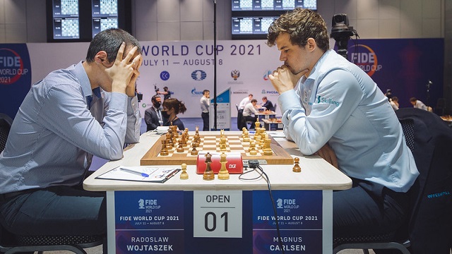 Magnus Carlsen entabló las dos partidas clásicas ante el polaco Wojtaszek y ahora decidirá su suerte en la Copa Mundial de ajedrez en las partidas rápidas. Foto: Eric Rosen /FIDE.