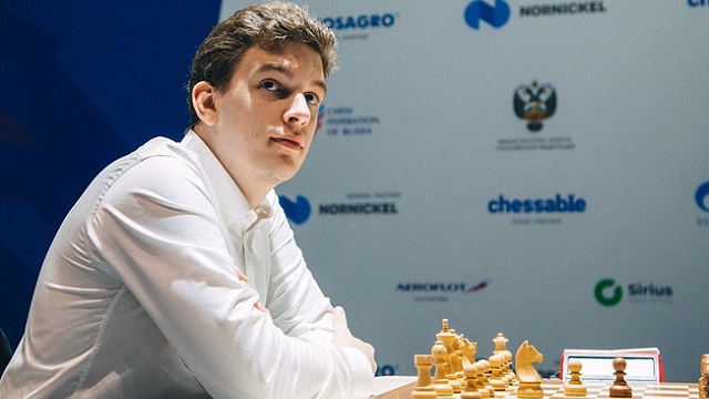 El GM polaco Jan-Krzysztof Duda dio la gran sorpresa de la Copa Mundial de ajedrez, al derrotar al súper favorito Magnus Carlsen (2847), en las partidas rápidas. Foto: Anastasia Korolkina / FIDE