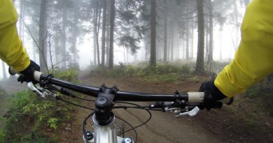 La bicicleta de montaña no solo proporciona la salud del pedaleo, sino que, además, gracias a la adrenalina y sensación de libertad que ofrece, libera grandes cantidades de endorfinas