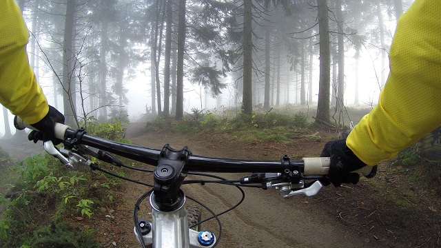 La bicicleta de montaña no solo proporciona la salud del pedaleo, sino que, además, gracias a la adrenalina y sensación de libertad que ofrece, libera grandes cantidades de endorfinas