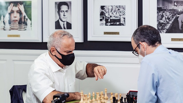 El Gran Maestro Leinier Domínguez ganó el torneo Champions Showdown Chess 9LX de ajedrez 960 o Random Fischer, jugado de manera presencial en San Luis. El veterano Garry Kasparov lució muy bien en este certamen.