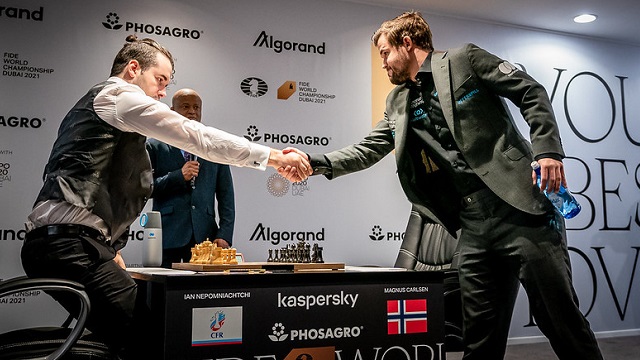 El match por el título mundial de ajedrez entre Magnus Carlsen y Ian Nepomniachtchi tuvo un inicio interesante:tablas, en 45 movimientos, de una Ruy López Cerrada. Foto: Tomada de Chess24.