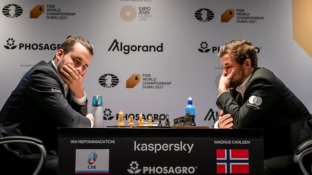 Después de tres partidas, el match por el título mundial de ajedrez entre Carlsen y Nepo está igualado a 1.5 puntos. Foto: Sitio oficial del match