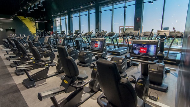 El lugar donde te ejercitas tiene que hacerte sentir a gusto y contar con todo lo necesario. En España una de las mejores opciones son los gimnasio fitness park.