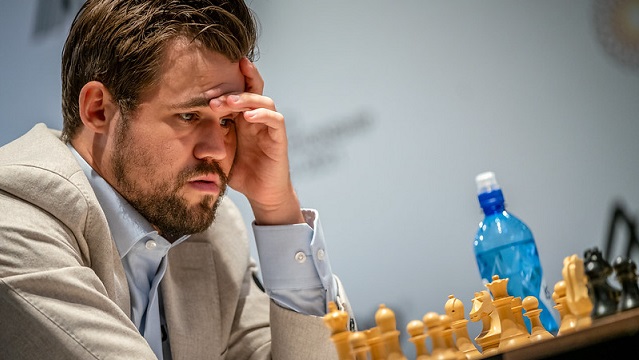 En el día en que cumple 31 años, Magnus Carlsen entabló contra Ian Nepomniachtch la cuarta partida del match por el título mundial de ajedrez. Foto: Eric Rosen/FIDE