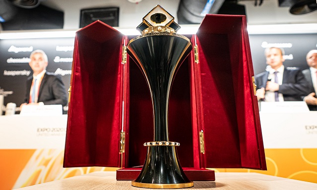 El trofeo es impresionante. Foto: Tomada de la cuenta en Twitter de la FIDE.