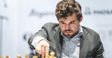 Magnus Carlsen retuvo el título mundial de ajedrez, tras superar por 7.5-3.5 al ruso Ian Nepomniachtchi, en el match celebrado en Dubái. Foto: FIDE.