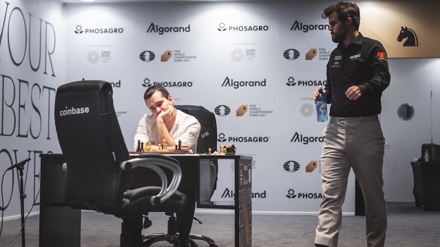 El noruego logró la primera victoria ante Nepo, en el duelo más largo en la historia de los matches por el título mundial de ajedrez. Foto: FIDE.
