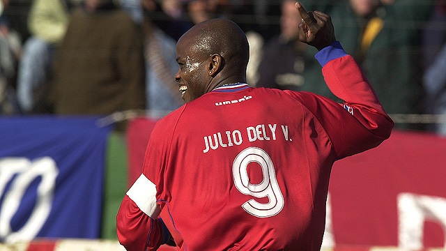 El formidable delantero Julio César Dely Valdés puede ser considerado el mejor futbolista panameño de la historia.