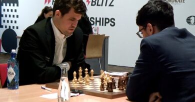 Magnus Carlsen derrotó a Firoujza y Duda, por lo que con 7.5 puntos de nueve posibles lidera el solitario la sección Abierta del Campeonato mundial de ajedrez rápido. Foto: tomada de la cuenta de la FIDE en Twitter