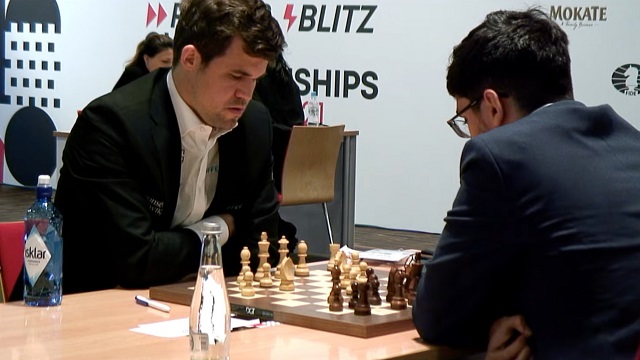 Magnus Carlsen derrotó a Firoujza y Duda, por lo que con 7.5 puntos de nueve posibles lidera el solitario la sección Abierta del Campeonato mundial de ajedrez rápido. Foto: tomada de la cuenta de la FIDE en Twitter