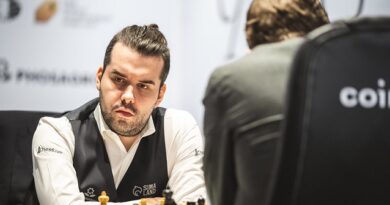 Carlsen vs. Nepo: otra vez tablas y ya van 5 La 5ta partida del match por el título mundial entre Magnus Carlsen y Ian Nepomniachtchi terminó en tablas, en 43 movimientos, de una Ruy López. Foto: FIDE.