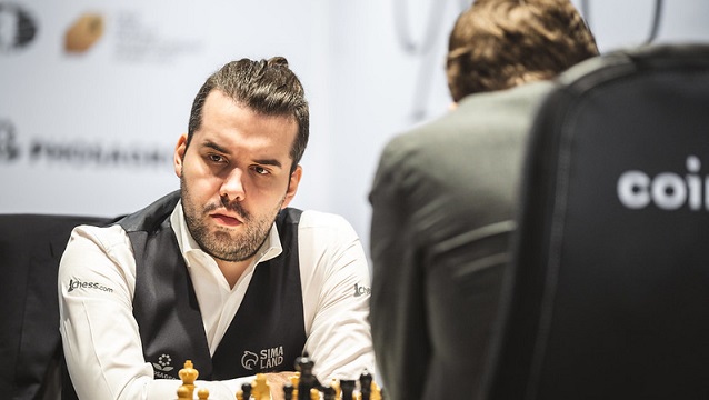 La 5ta partida del match por el título mundial entre Magnus Carlsen y Ian Nepomniachtchi terminó en tablas, en 43 movimientos, de una Ruy López. Foto: FIDE.