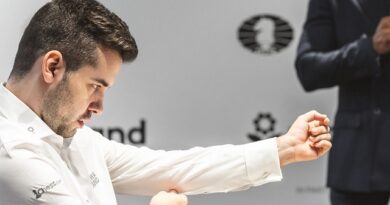 Ian Nepomniachtchi cometió otro grave error en la novena partida del match por el título mundial de ajedrez contra Magnus Carlsen y perdió nuevamente. Foto: FIDE.