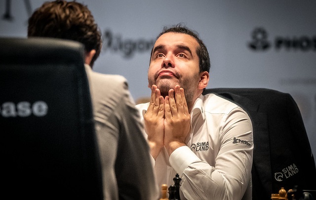 Cuando te das cuenta que has cometido un "blunder" en un match por el título mundial de ajedrez. Foto: Perfil en Twitter de Chess24