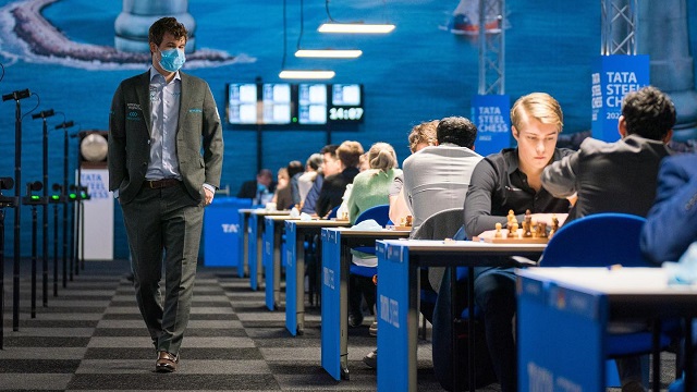 Magnus Carlsen superó a Anish Giri y ahora comparte la cima con otros 2 jugadores del torneo Tata Steel, en Wijk aan Zee. Foto: Tomada del sitio oficial del evento en Facebook.