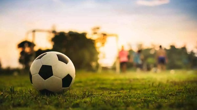 El fútbol 7 al igual que el futbol normal se juega con el dominio de un balón con los pies